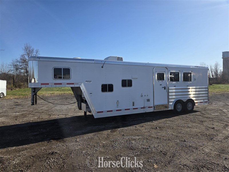 2017 Featherlite Trailers 9821  Horse Trailer