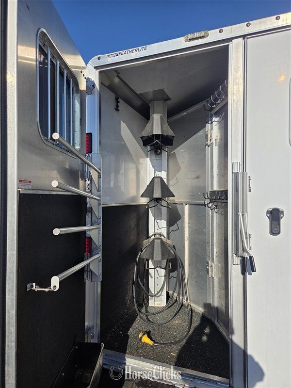2017 Featherlite Trailers 9821  Horse Trailer - Horse Trailers