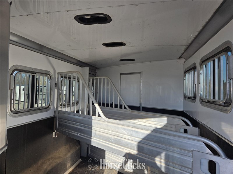 2017 Featherlite Trailers 9821  Horse Trailer Ohio