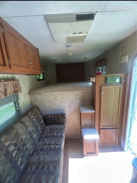 2009 Bison Coach 7280LQ Gooseneck Horse Trailer Kentucky