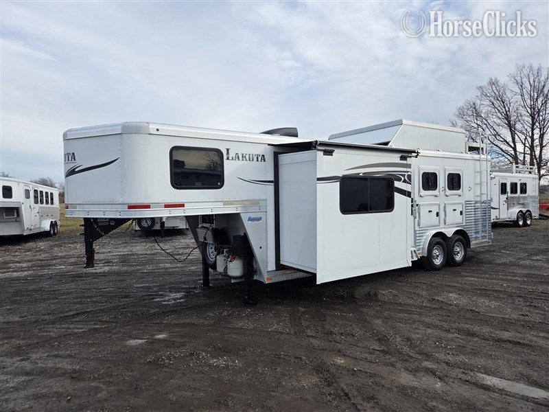 2015 Lakota Charger  Horse Trailer