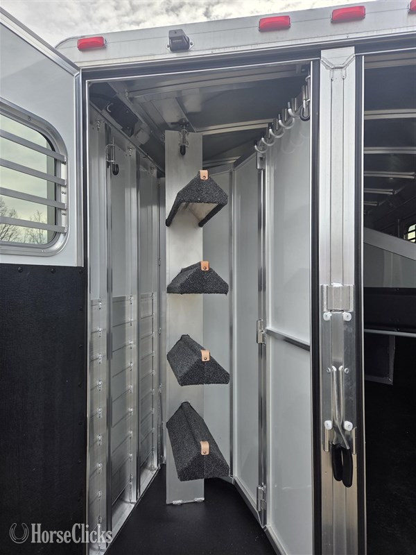 Horse Trailers - 2026 Elite Trailers Mustang  Horse Trailer