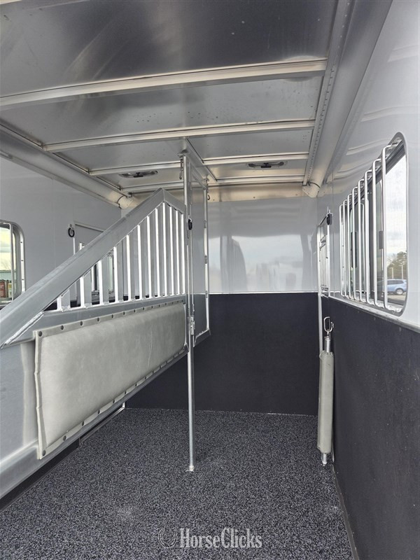 Horse Trailers - 2026 Featherlite Trailers 9300  Horse Trailer in Ohio