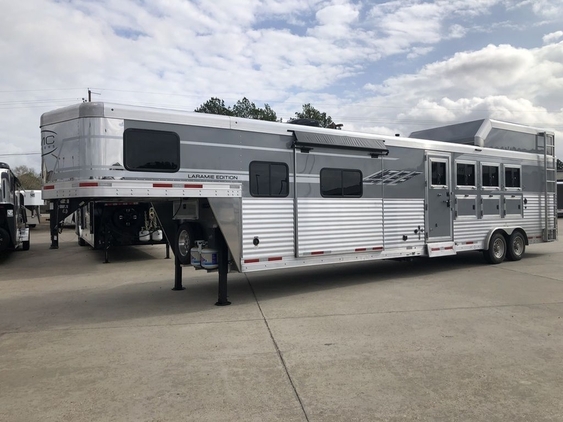 2023 smc 4 horse side load with 14\' living quarters