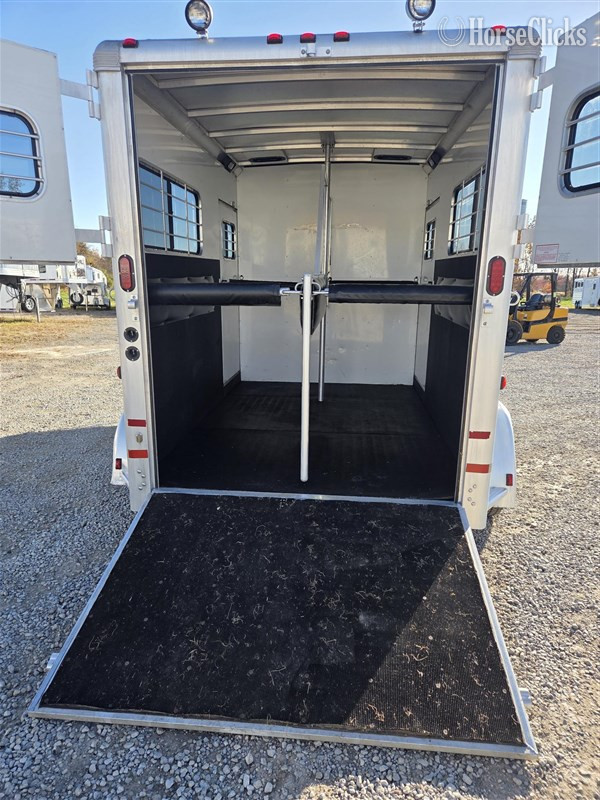 Horse Trailers - 2004 Sundowner Trailers 777  Horse Trailer