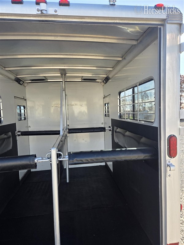 2004 Sundowner Trailers 777  Horse Trailer - Horse Trailers
