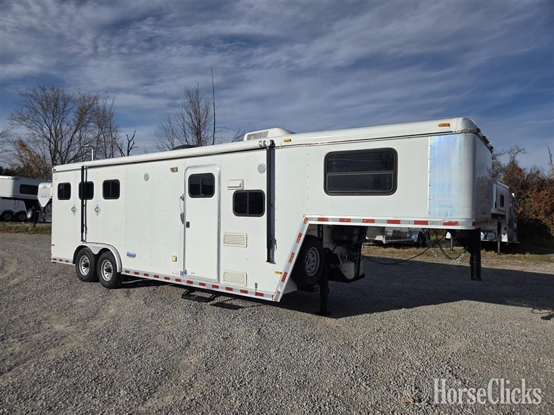 2004 Horton Trailers 3H  Horse Trailer in Ohio