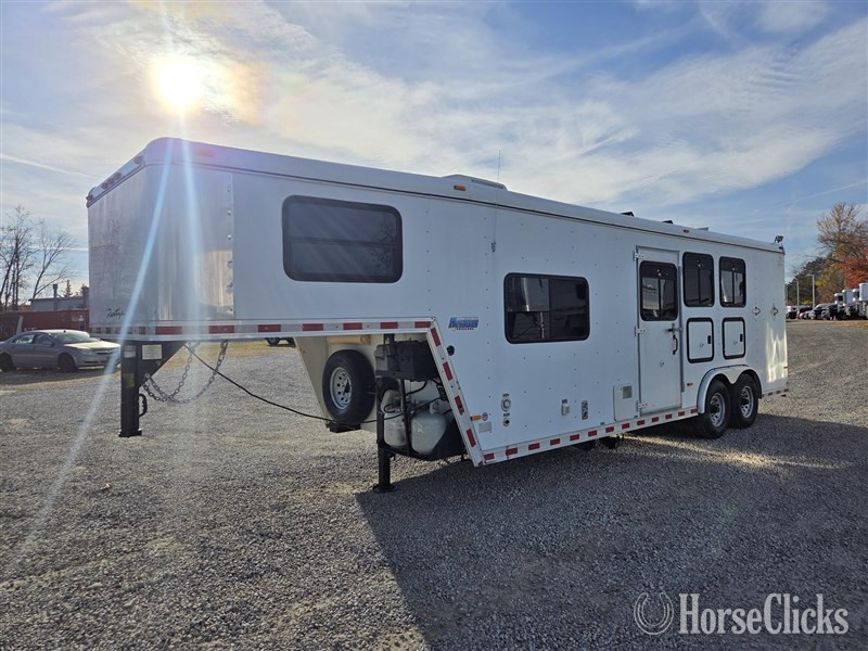 2004 Horton Trailers 3H  Horse Trailer