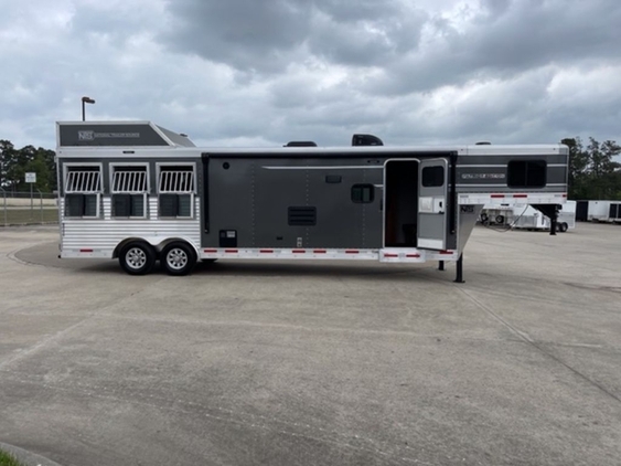 2022 smc 3 horse trailer with 13\' living quarters
