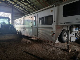 2001 Sundowner Trailers  Gooseneck Horse Trailer