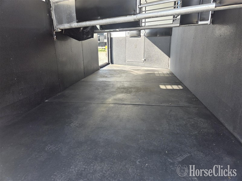 Horse Trailers - 2003 Sundowner Trailers Extra  Horse Trailer