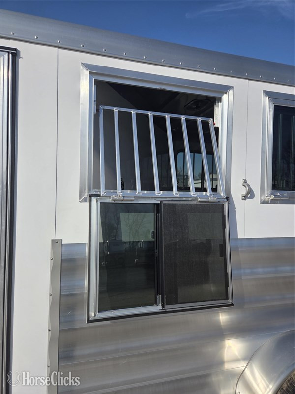 Horse Trailers - 2025 Featherlite Trailers 9400  Horse Trailer