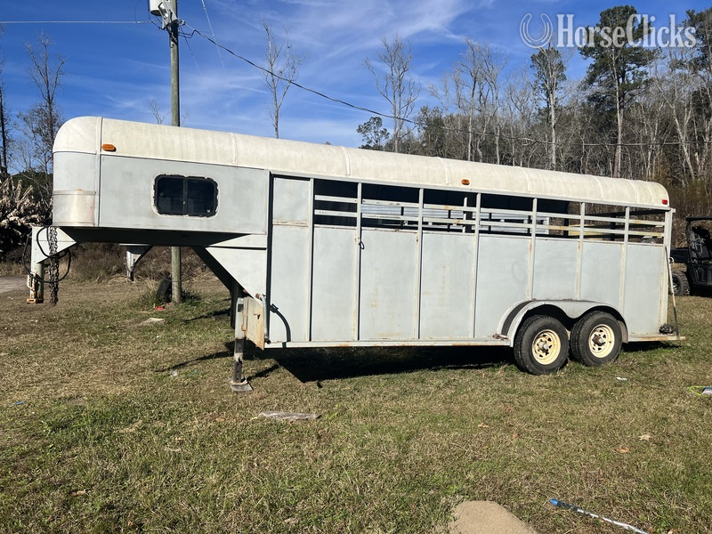 2001 Ponderosa Trailers Steel Gooseneck Livestock Trailer in South Carolina