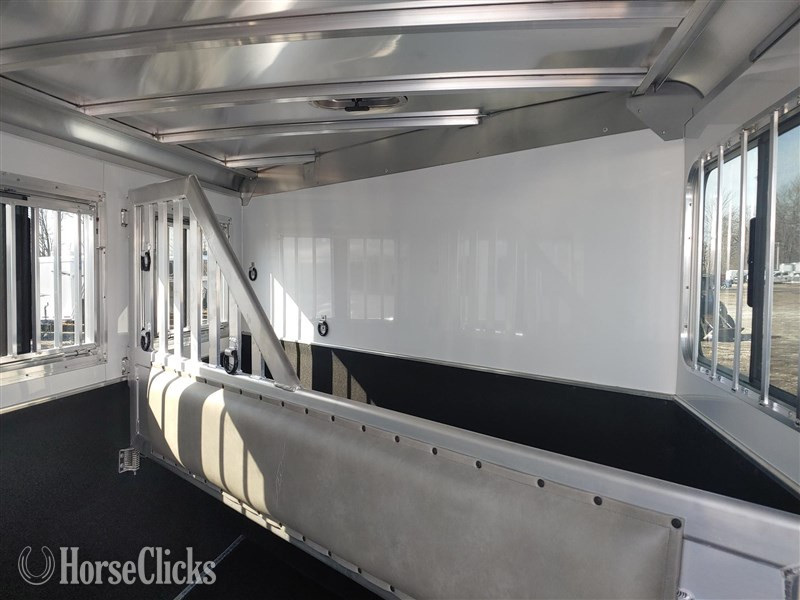 Horse Trailers - 2025 Featherlite Trailers 9400  Horse Trailer