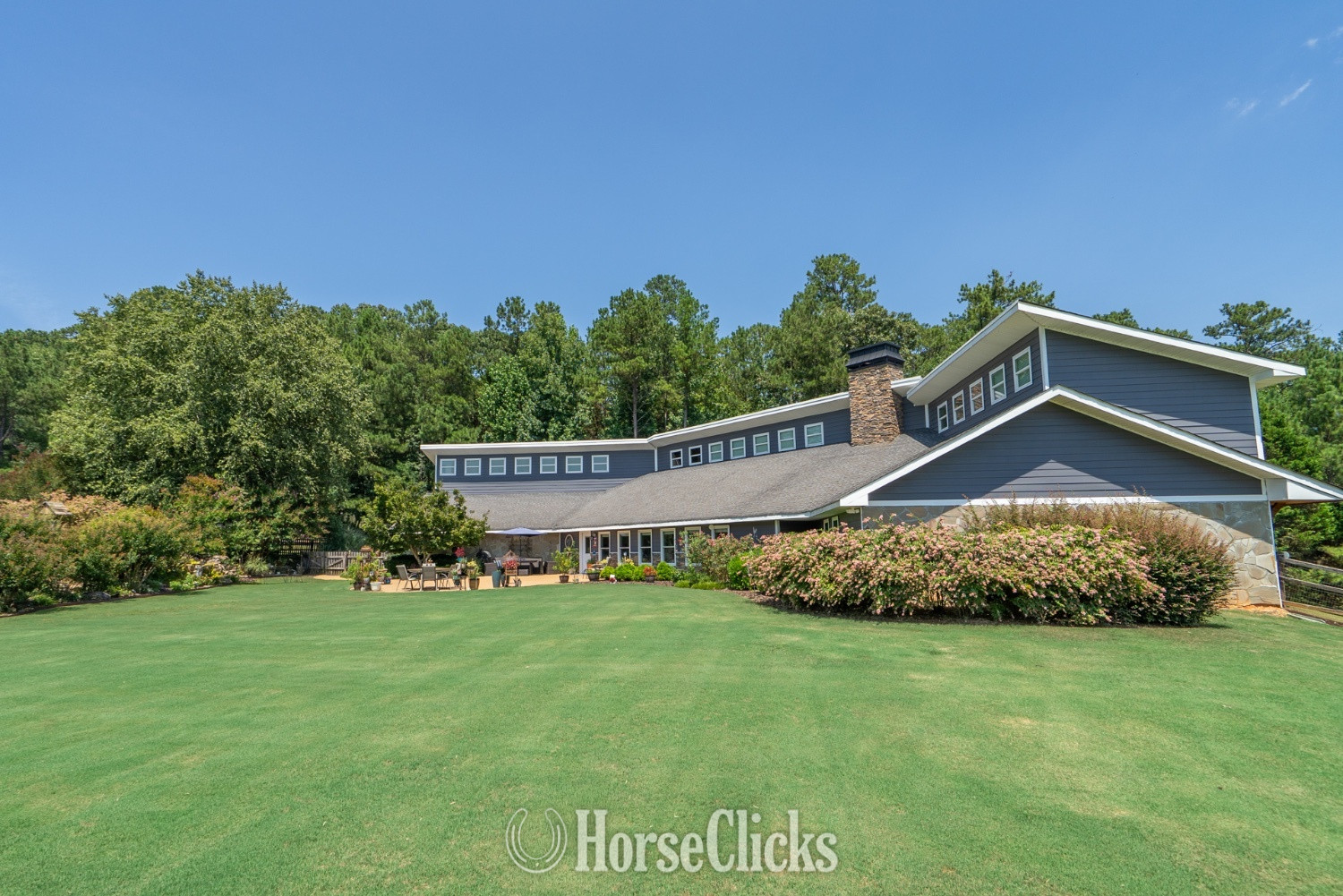 An exceptional 13+ acre equestrian estate - Farms