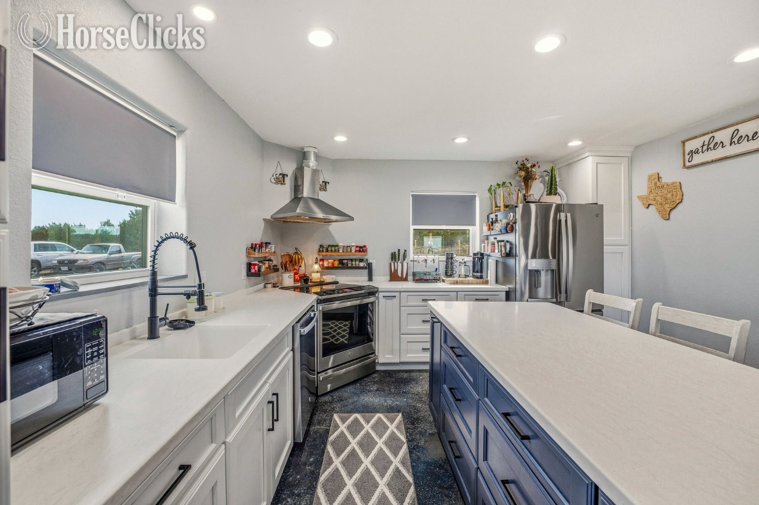 Houses -  Perfect Blend of Charm! in Texas