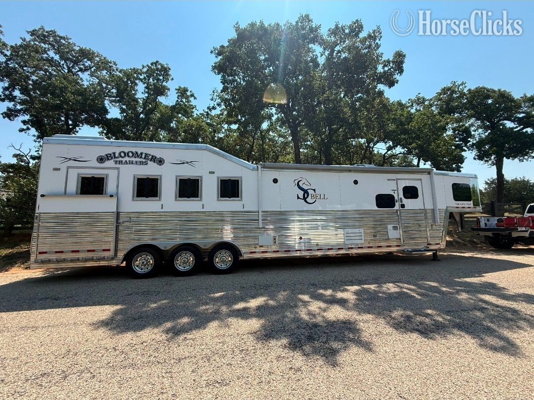 2018 Bloomer Trailers Living Quarters Horse Trailer Gooseneck Horse Trailer in Texas