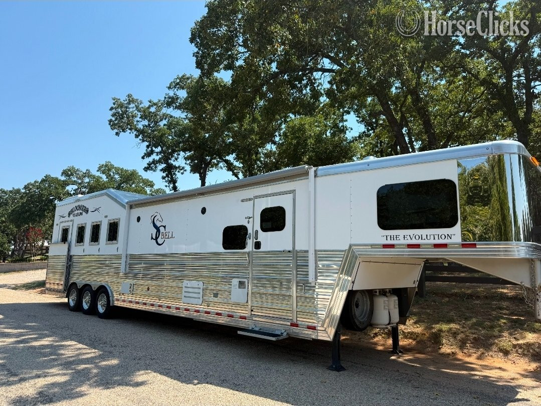 2018 Bloomer Trailers Living Quarters Horse Trailer Gooseneck Horse Trailer