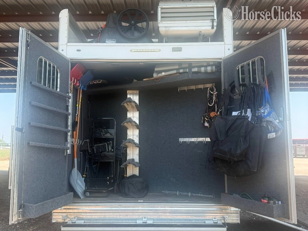 Horse Trailers - 2018 Bloomer Trailers Living Quarters Horse Trailer Gooseneck Horse Trailer