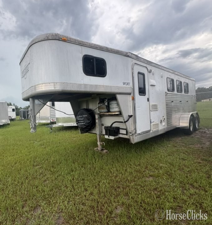 2004 Exiss Trailers 3H 9' LQ Gooseneck Horse Trailer