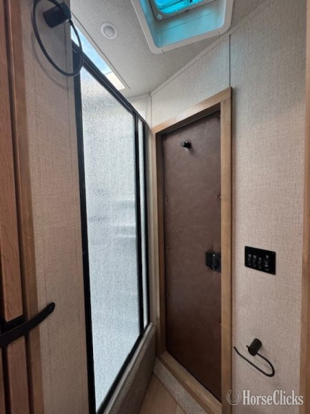 2026 Exiss Trailers Escape 7206 Gooseneck Horse Trailer - Horse Trailers