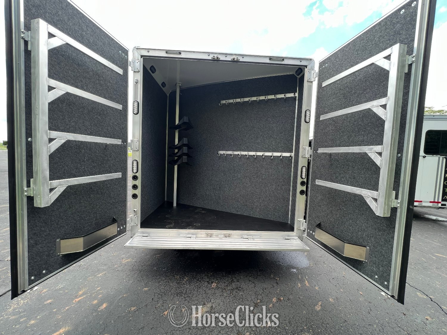 Horse Trailers - 2025 Lakota Infinity Gooseneck Horse Trailer