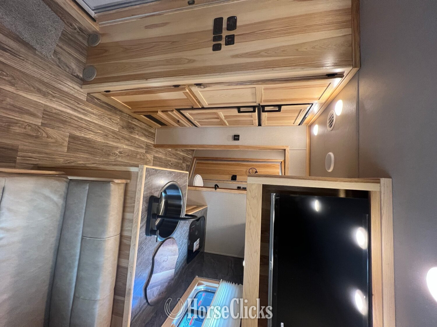 Ohio 2025 Lakota Charger Gooseneck Horse Trailer