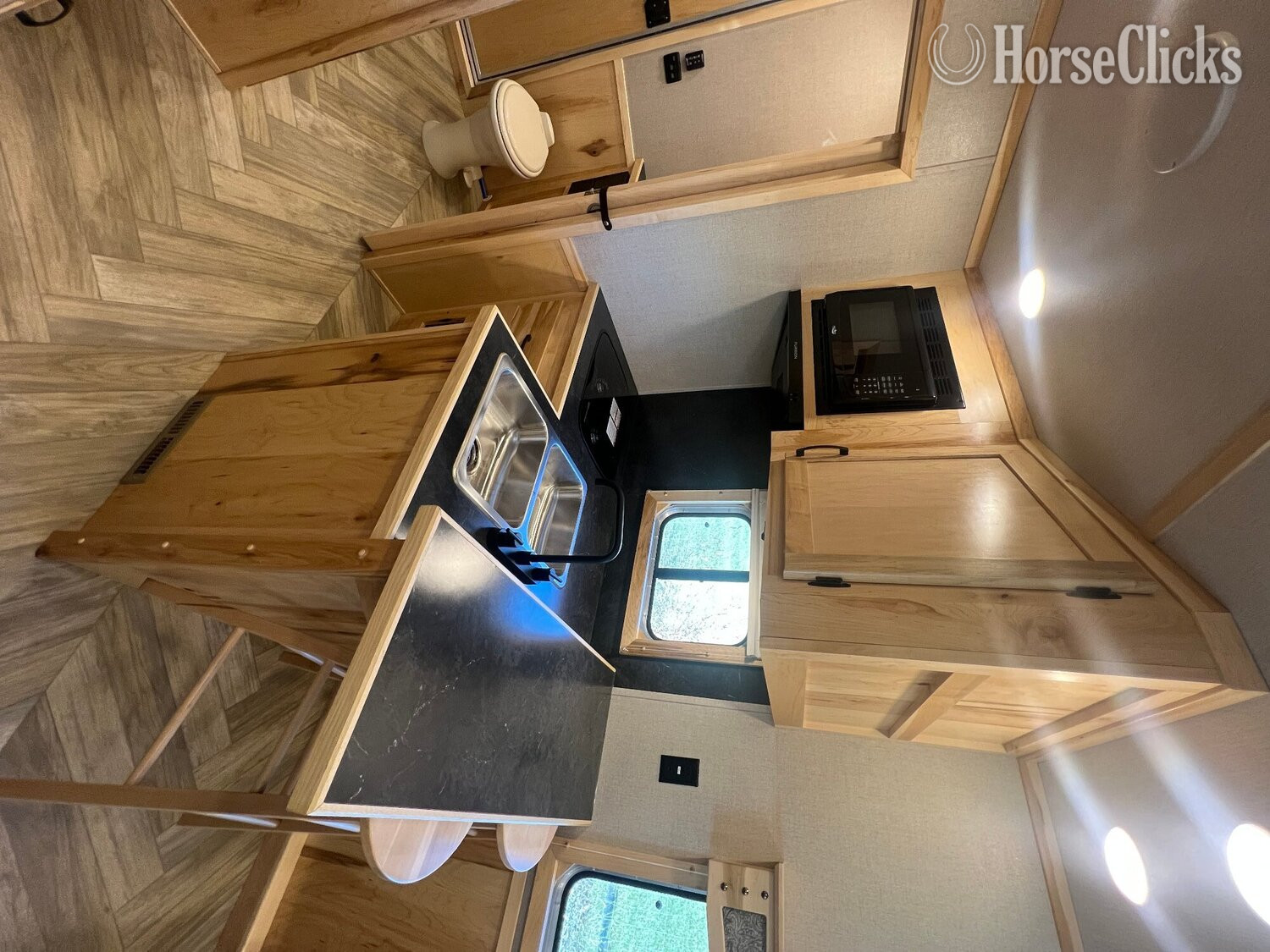 2025 Lakota Charger Gooseneck Horse Trailer - Horse Trailers in Ohio