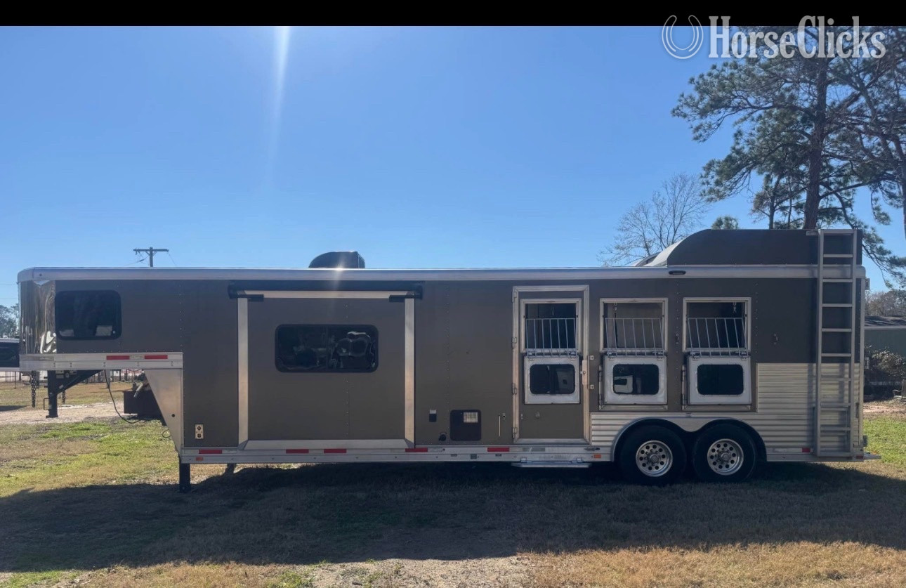 2018 Lakota Charger Gooseneck Horse Trailer in Texas