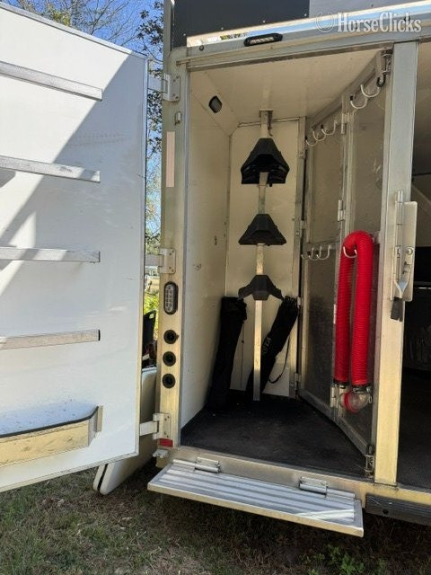 Texas 2018 Lakota Charger Gooseneck Horse Trailer