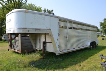 2005  Exiss Gooseneck Horse Trailer