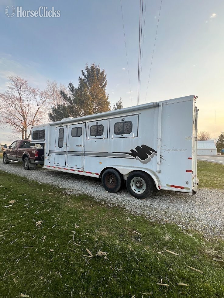 1998 Sundowner Trailers  Gooseneck Horse Trailer in Ohio