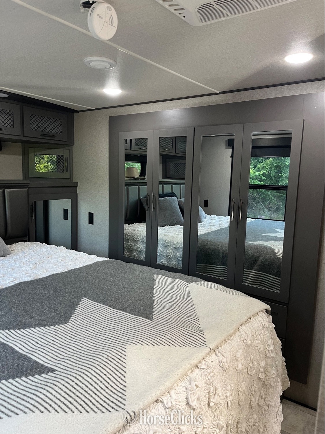 2022 4-Star Trailers Grand Design Momentum 5th wheel 376THS Bumper Pull Other Trailer - Other Trailers in Oregon