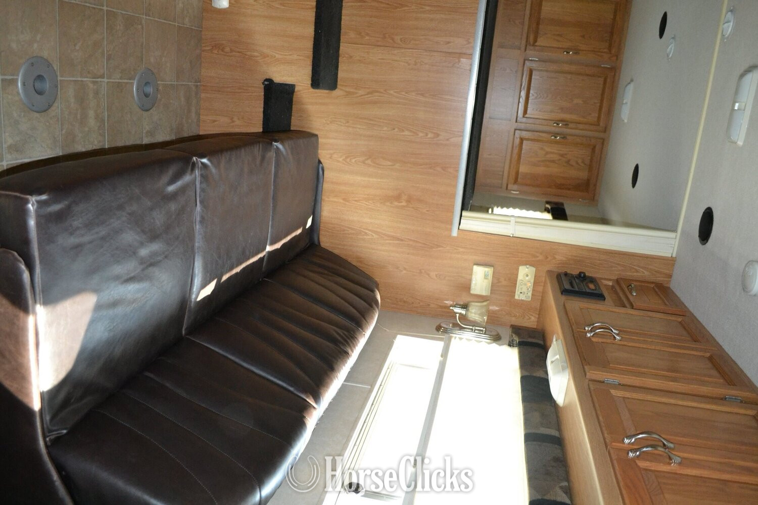 2005 C&C Show Stopper Gooseneck Horse Trailer - Horse Trailers
