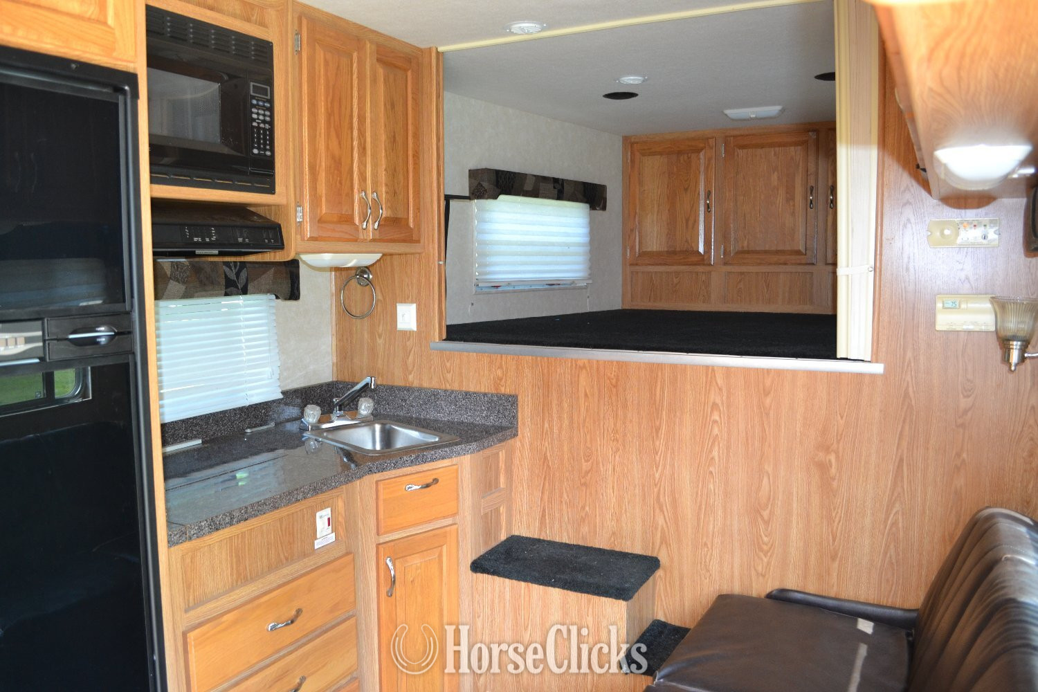 Horse Trailers - 2005 C&C Show Stopper Gooseneck Horse Trailer in Wisconsin