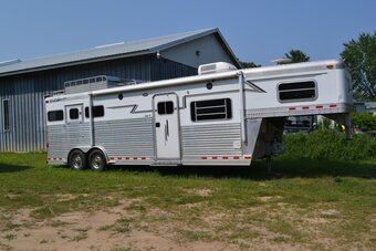 2005 C&C Show Stopper Gooseneck Horse Trailer