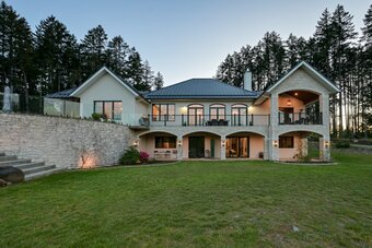$4.75M CUSTOM EQUESTRIAN PROPERTY ON VANCOUVER ISLAND!