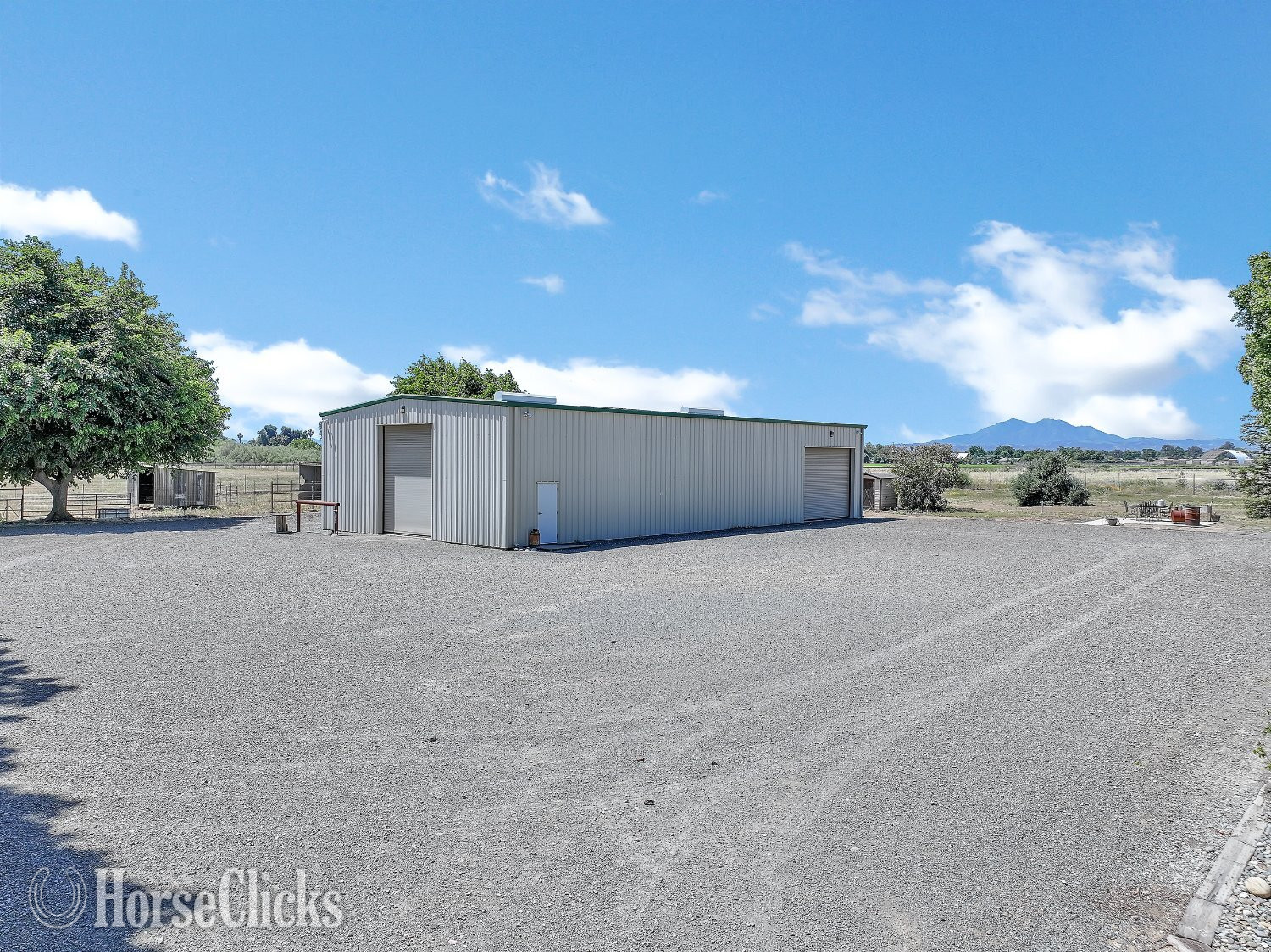 10.5 Acre Equestrian Ranch | Lighted Pneumatic Roping Arena | 3,200 SF Shop | Brentwood, CA - Houses in California