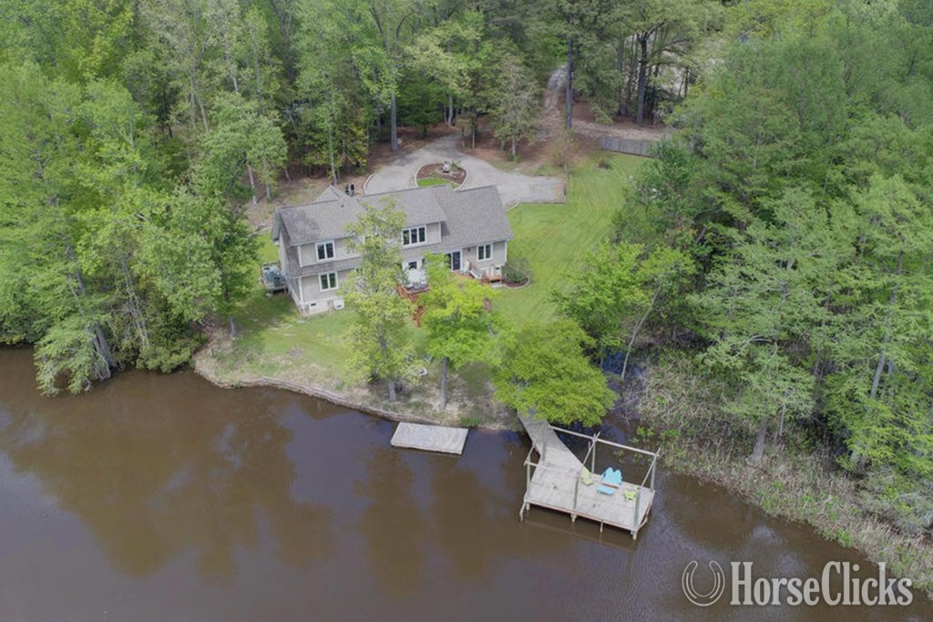Waterfront, 16 acres, 3 stalls, 4 miles to Colonial Williamsburg in Virginia