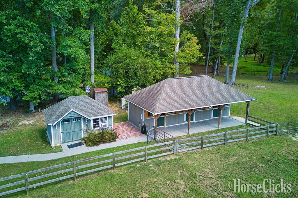 Waterfront, 16 acres, 3 stalls, 4 miles to Colonial Williamsburg