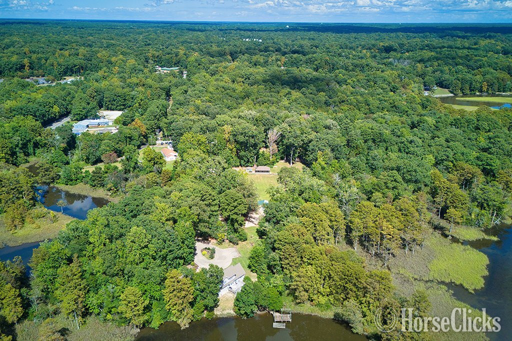 Waterfront, 16 acres, 3 stalls, 4 miles to Colonial Williamsburg - Farms in Virginia