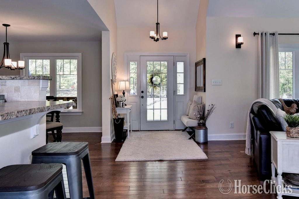 Waterfront, 16 acres, 3 stalls, 4 miles to Colonial Williamsburg Virginia