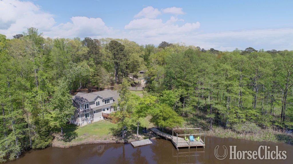 Waterfront, 16 acres, 3 stalls, 4 miles to Colonial Williamsburg - Farms