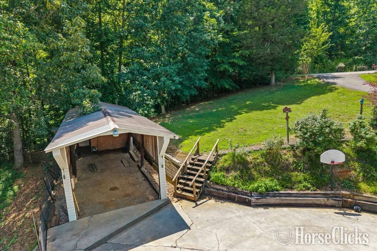 9.42 ACRES W/RANCH BASEMENT & 5-STALL LIVESTOCK BARN - Farms in Tennessee