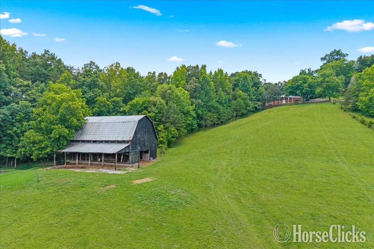 9.42 ACRES W/RANCH BASEMENT & 5-STALL LIVESTOCK BARN Tennessee