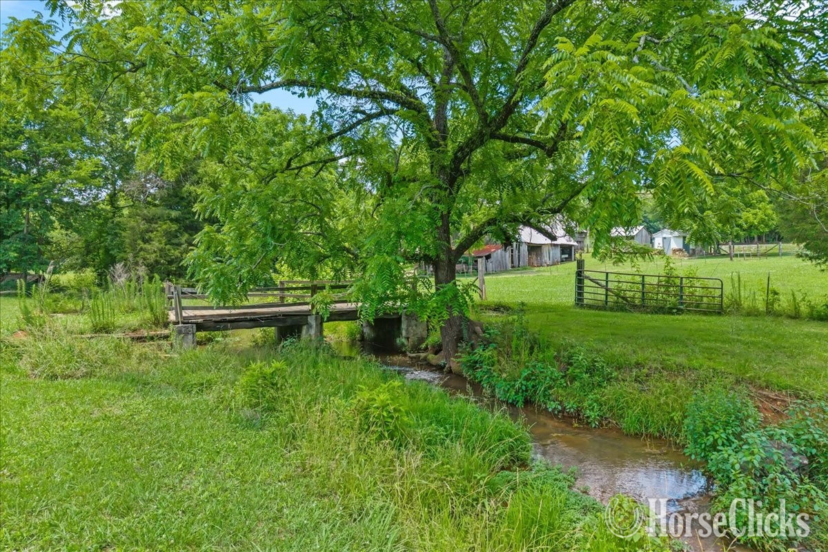 Farms - 9.42 ACRES W/RANCH BASEMENT & 5-STALL LIVESTOCK BARN in Tennessee