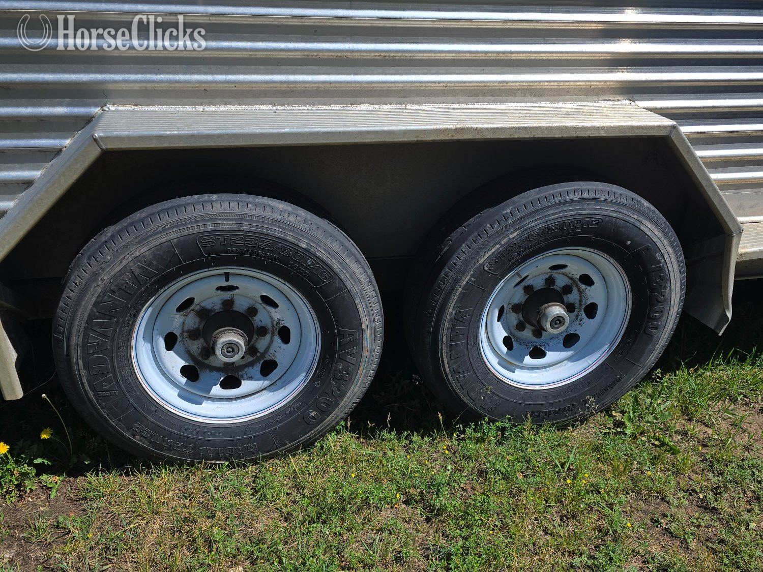 Livestock Trailers - 2005 Featherlite Trailers  Gooseneck Livestock Trailer