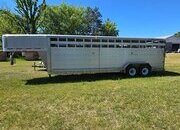 2005 Featherlite Trailers  Gooseneck Livestock Trailer