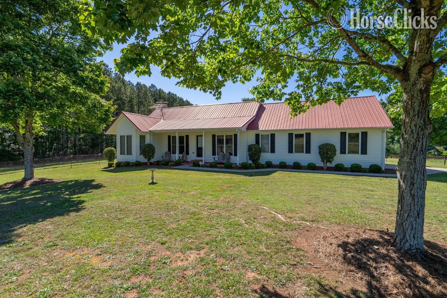 Custom-built estate nestled on 6 acres - Farms