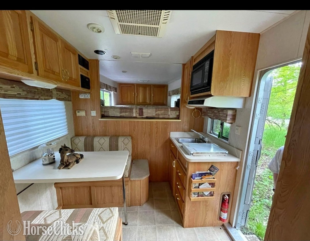 2003 C&C Show Stopper Gooseneck Horse Trailer in Connecticut